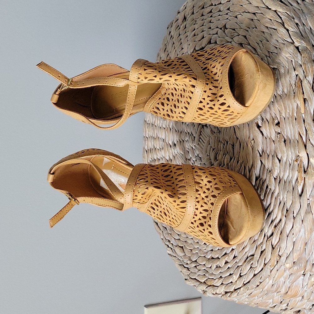 Platform Tan pumps